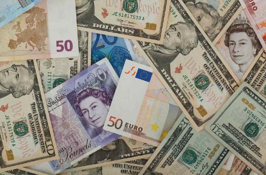 GBP/USD Edges Lower amid Plunging UK Inflation